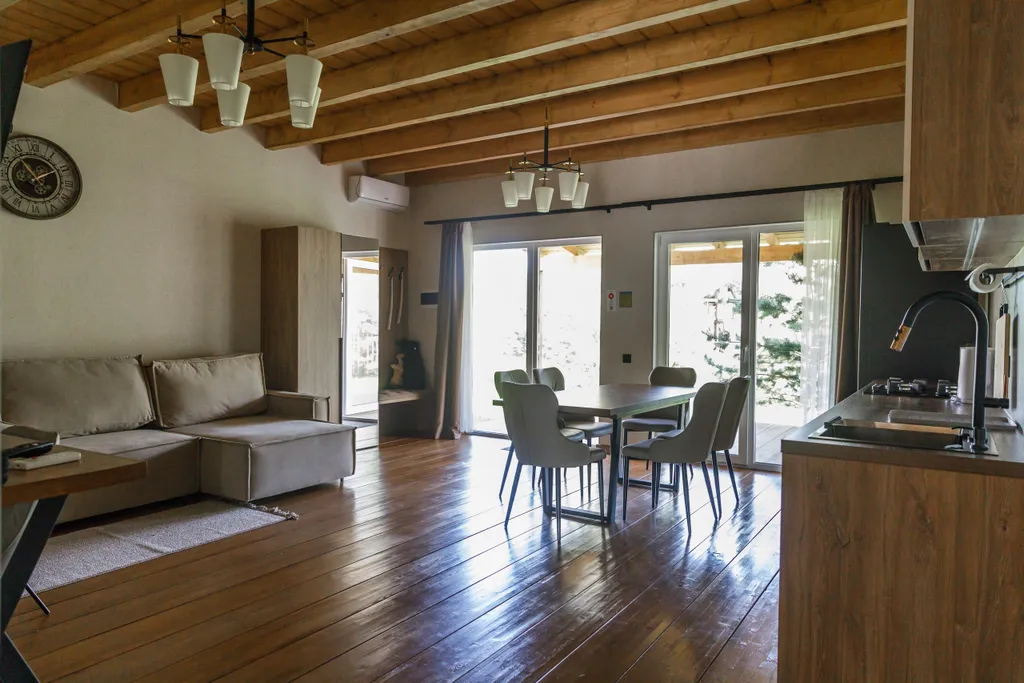 Трёхкомнатный коттедж в лесу у пруда