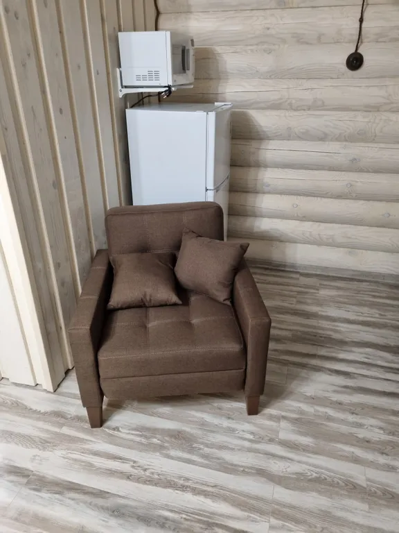 Уютный домик в лесу у пруда