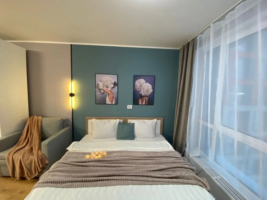 Студия с видом на город