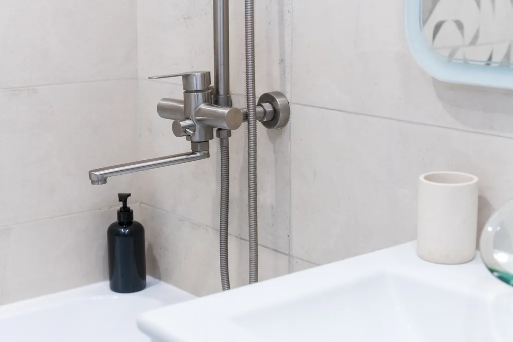 Рядом ТЦ Острова и набережная реки Амур