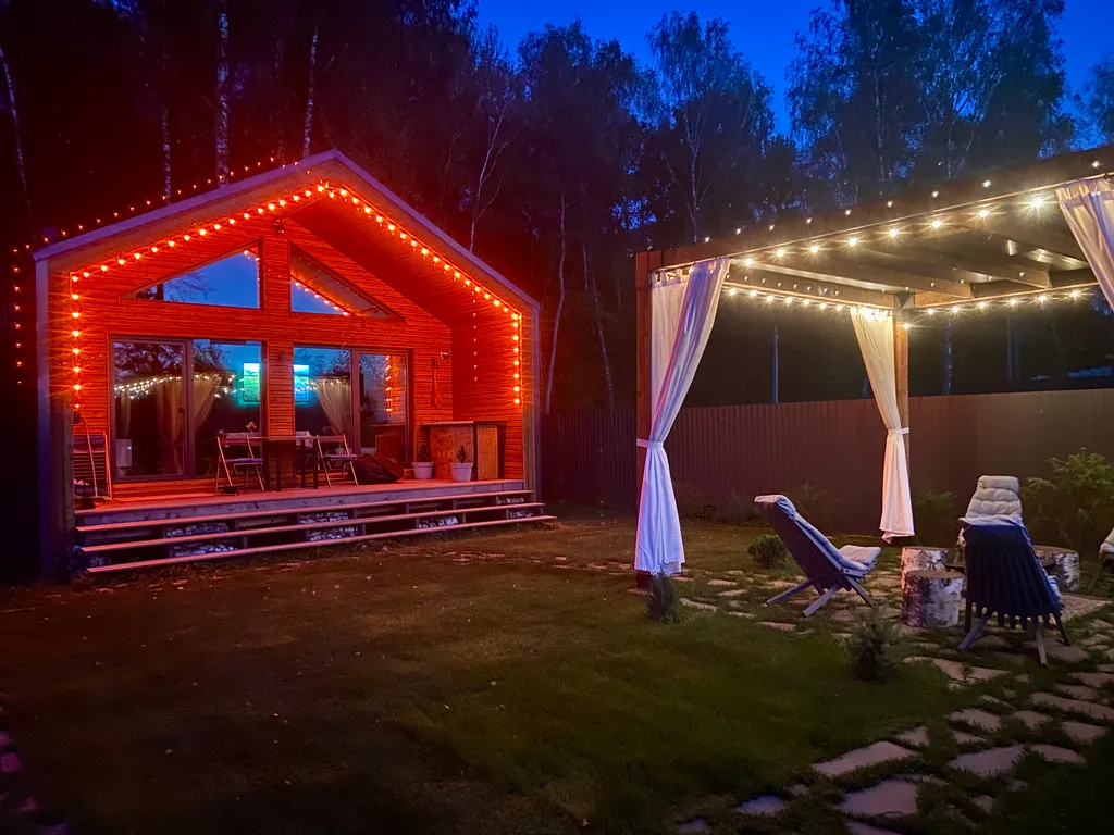 Дом в стиле Barn house в окружении леса