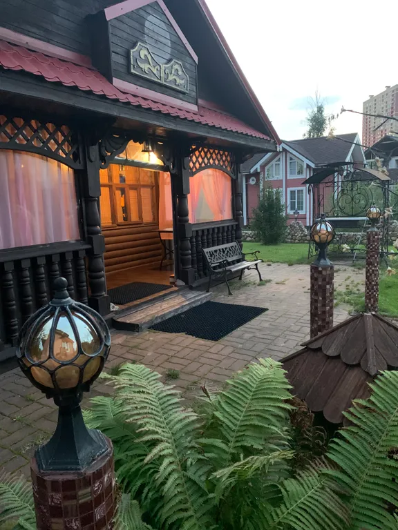 Уютный дом на пруду в черте города