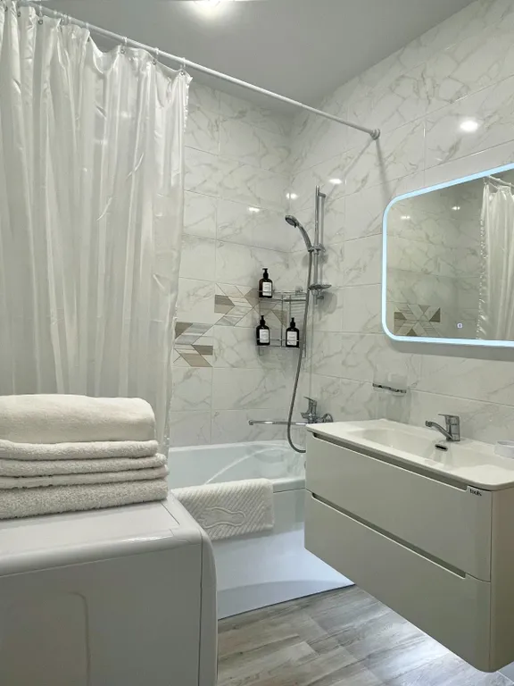 Шикарная квартира со своим двориком и качелью