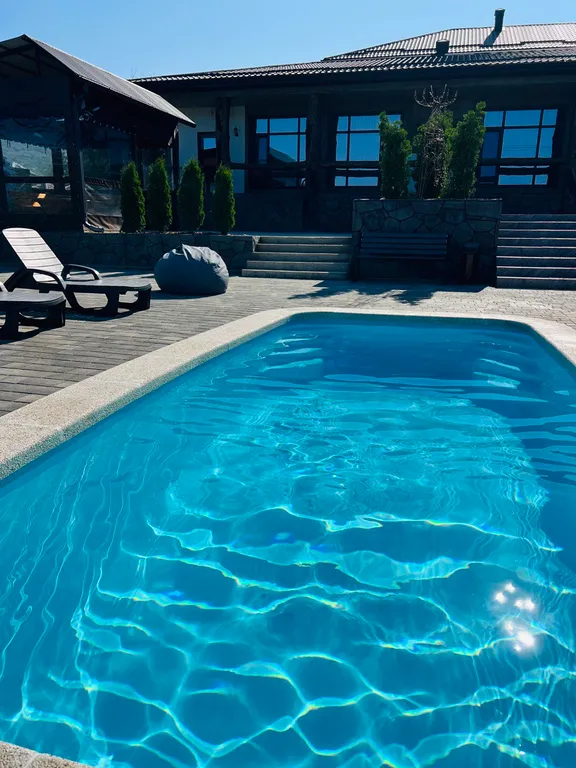 Номер люкс с видом на горы и всегда теплым бассейном