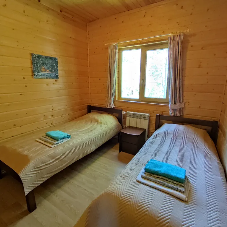 Дом на берегу озера с видом на лес