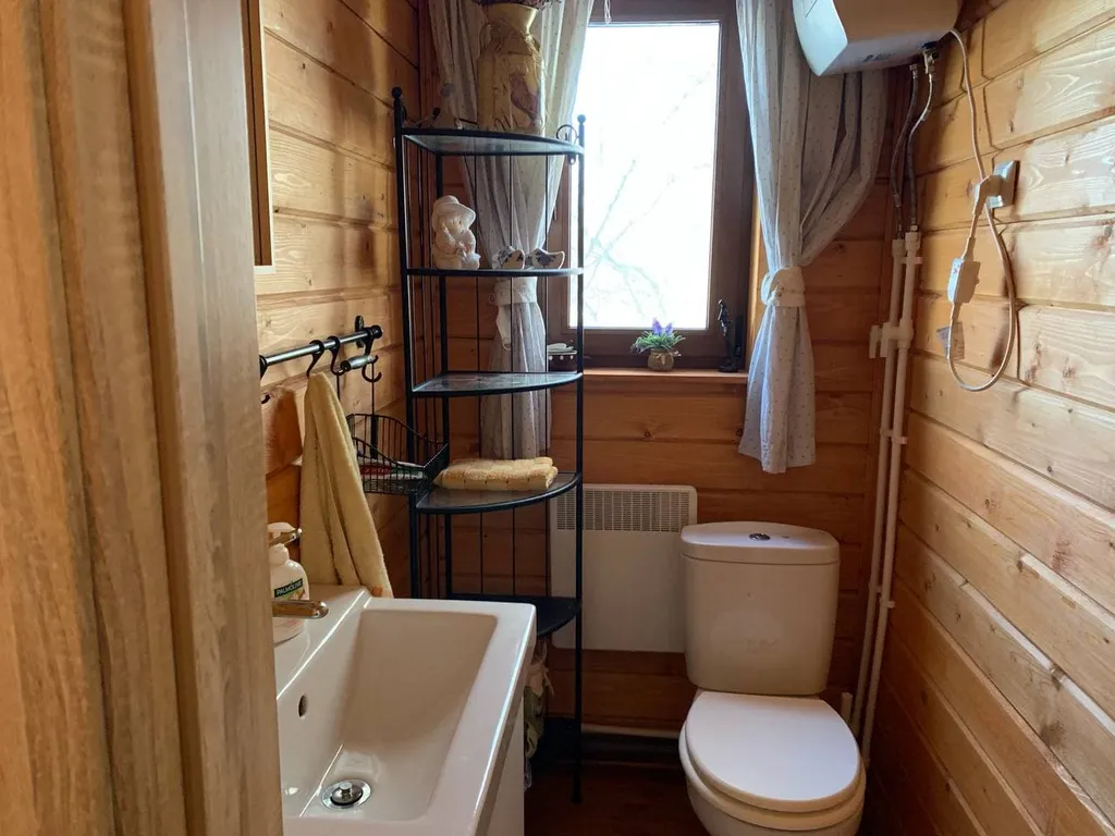 Коттедж Уютный деревянный дом с ландшафтным садом у озера — Шеметово