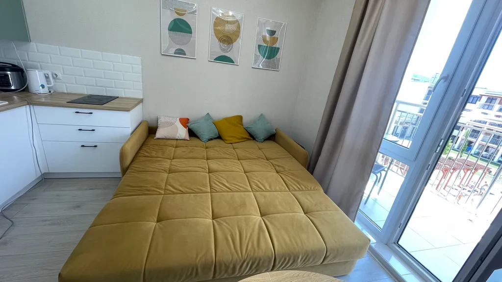 Современная студия для отдыха с видом на бассейн