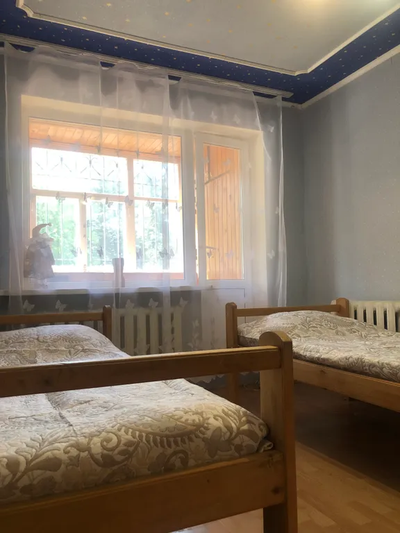 Уютная комната в 4х комнатной квартире с балконом рядом парком отдыха