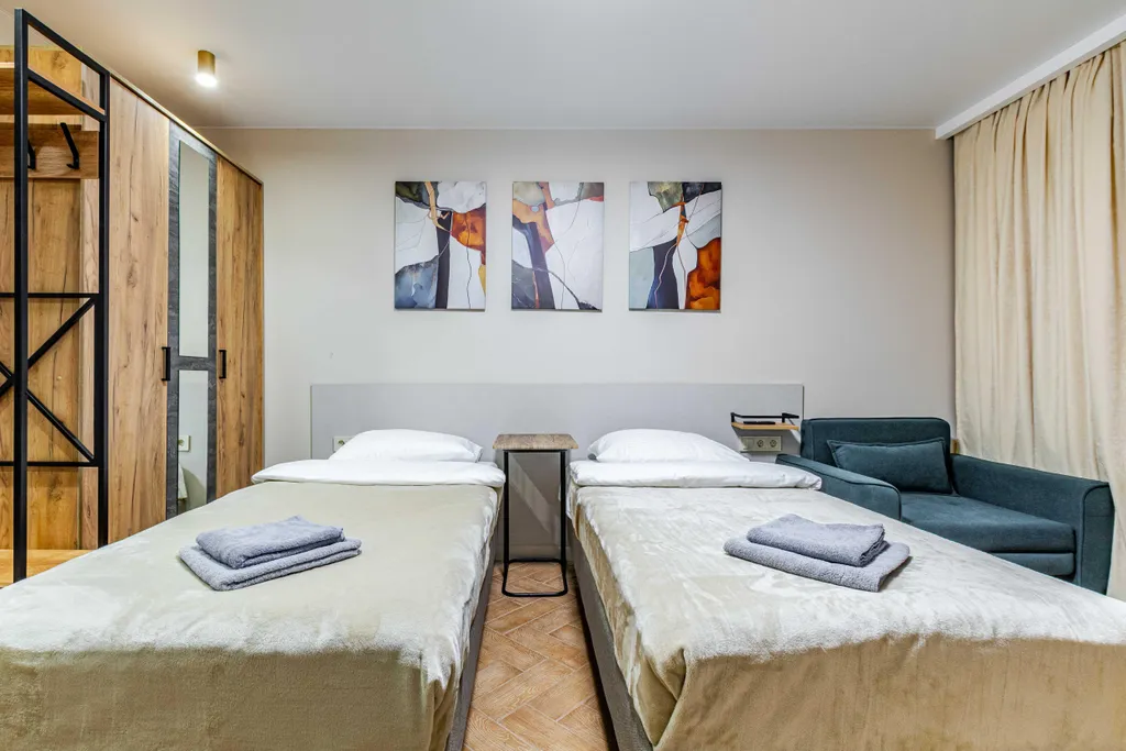 Квартира Уютная комната с выходом на балкон в трёхкомнатной квартире — Екатеринбург