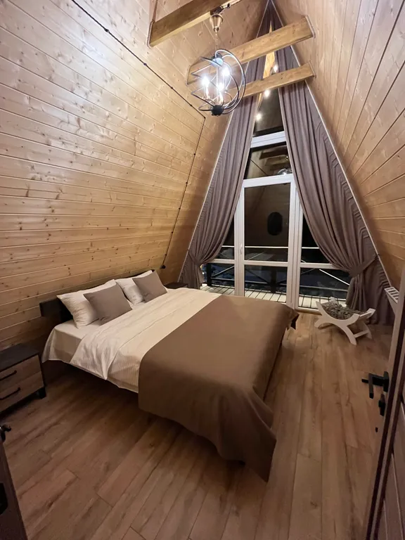 А-фрейм дом с видом на на горы