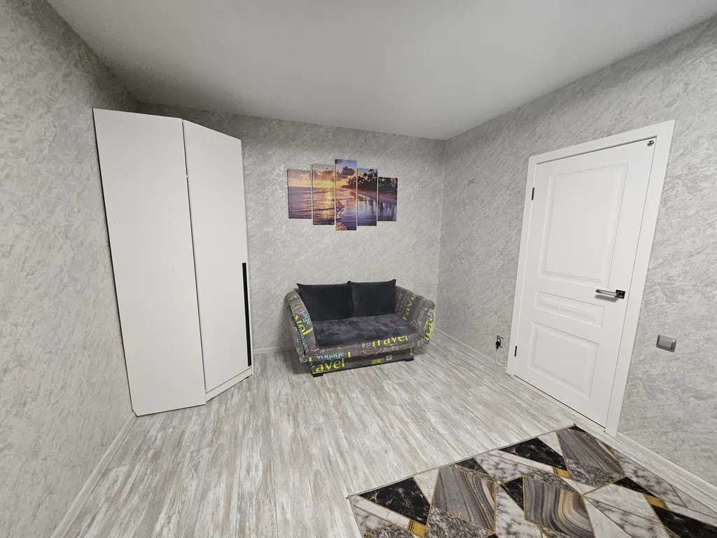 Квартира с лоджией возле станции в центре города