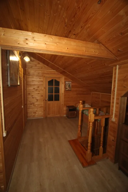 Шикарный дом находится на берегу озера, окруженный хвойным лесом