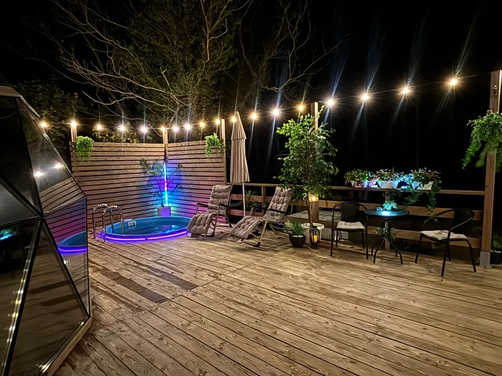 Уютная сфера на побережье