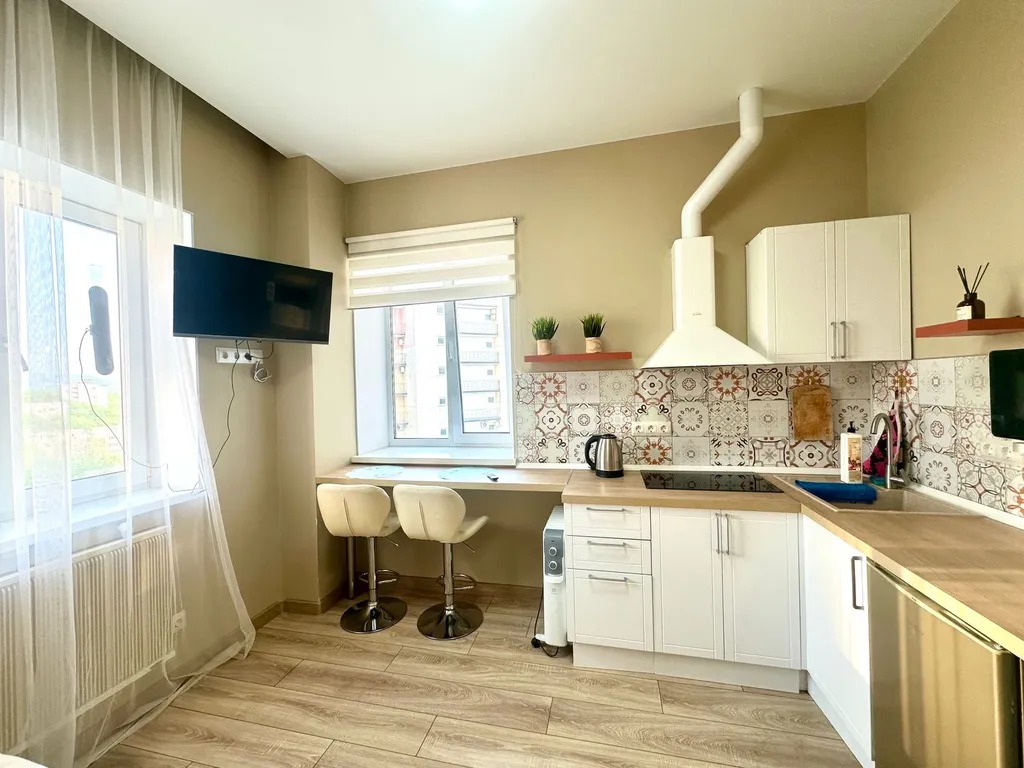 Апартамент с двумя окнами в топовой локации рядом с морем