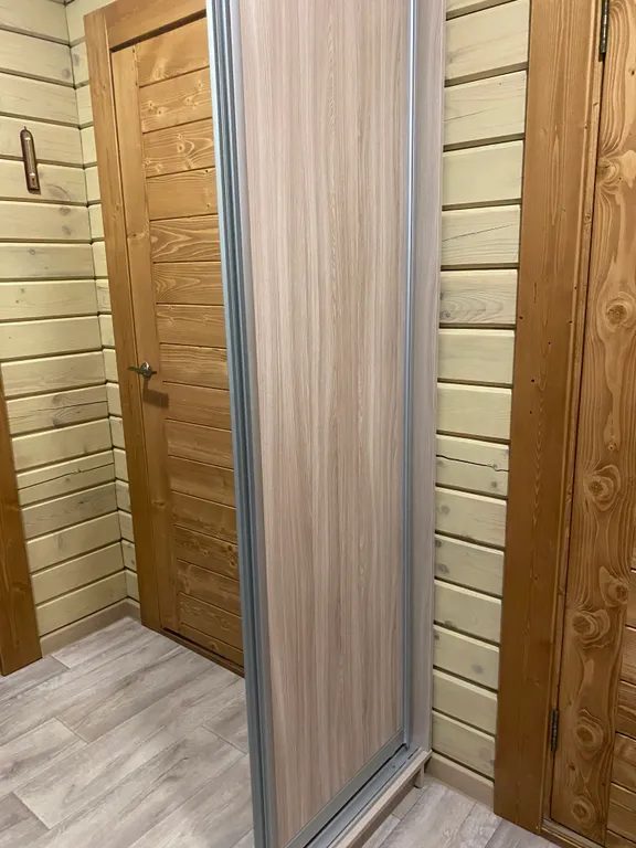 Уютный домик в лесу около реки