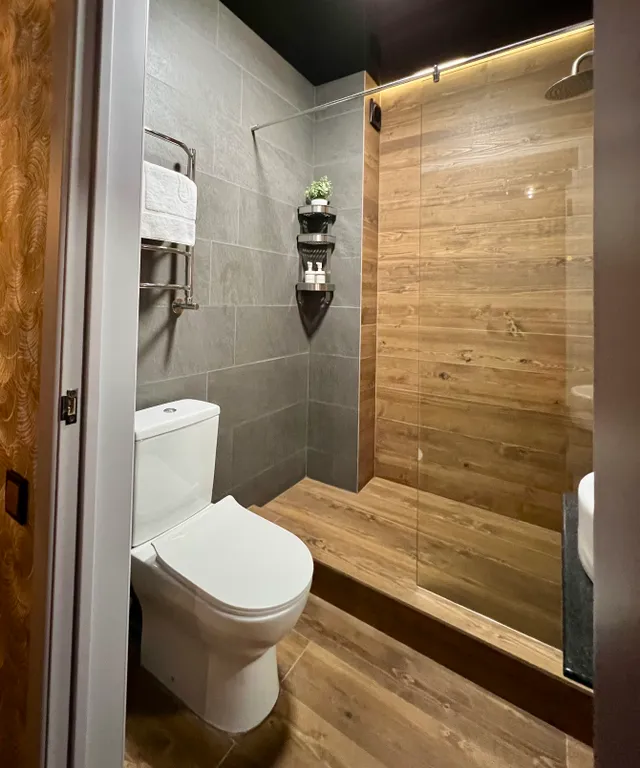 Студия с огромной парящей кроватью