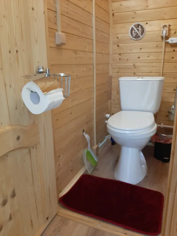 Арочный домик на краю леса с центральным входом