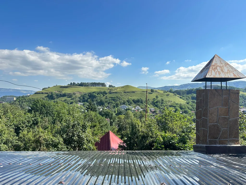 Тихий и уютный дом с террасой с видом на горы