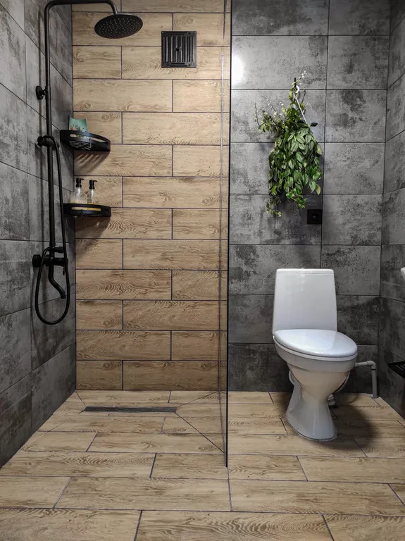 Уютный дом с беседкой у реки в тихом месте