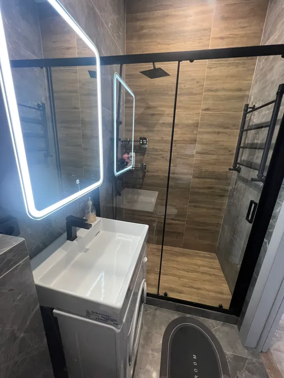 Уютный лофт с историческим балконом на главной улице