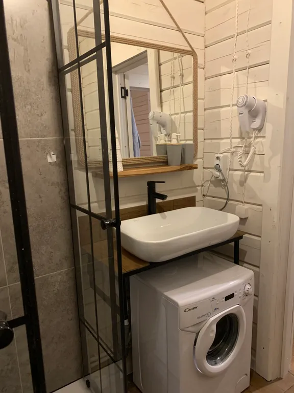 Уютный дом на самом берегу реки