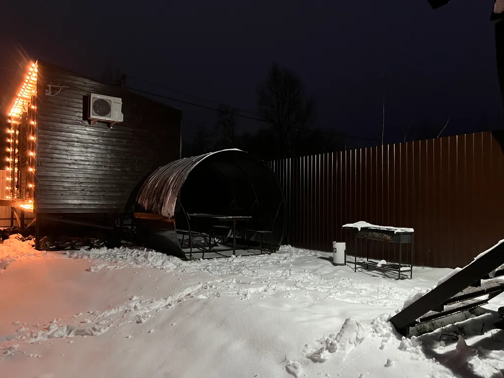 Новый домик на берегу реки с собственным прудом