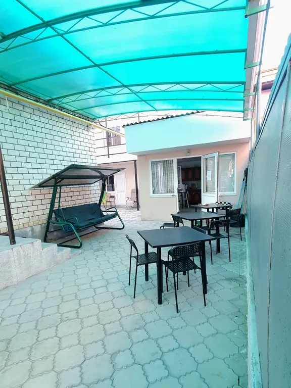 Уютный номер на первом этаже в маленьком гостевом доме с бассейном