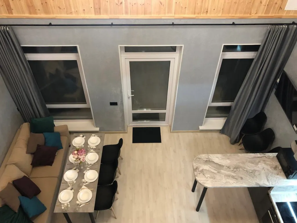 Уютный домик в окружении леса и горячих источников