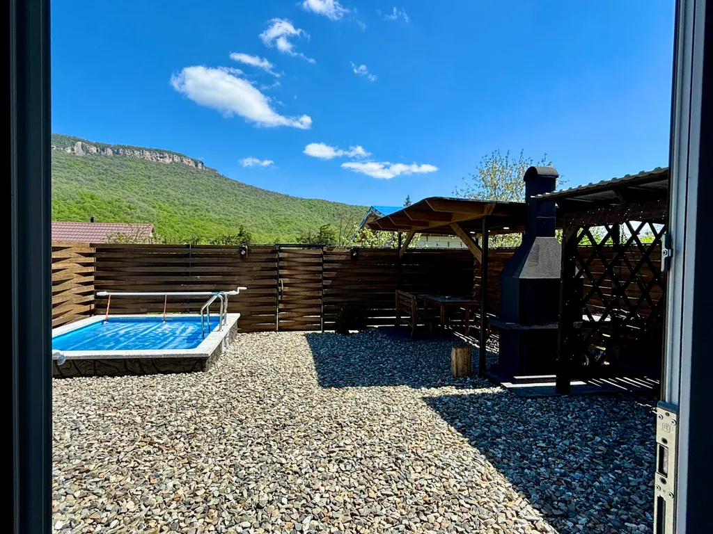 Отдельный домик а-фрейм с бассейном и видом на горы