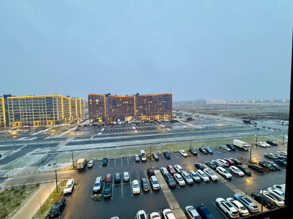 Светлая студия с видом на закат