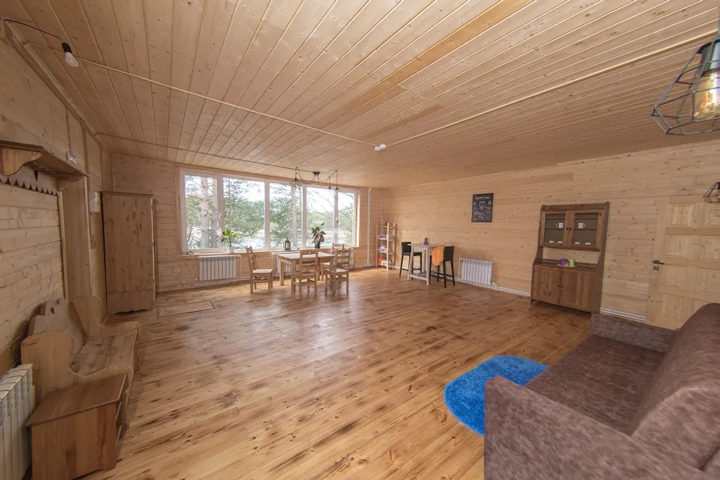 Жёлтый домик с панорамными окнами на берегу реки