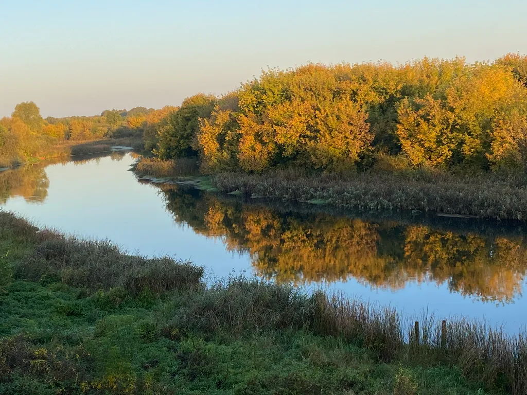 Дом и баня на берегу реки