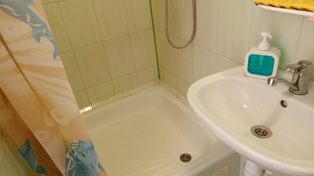 Трёхместная комната с санузлом и видом на море