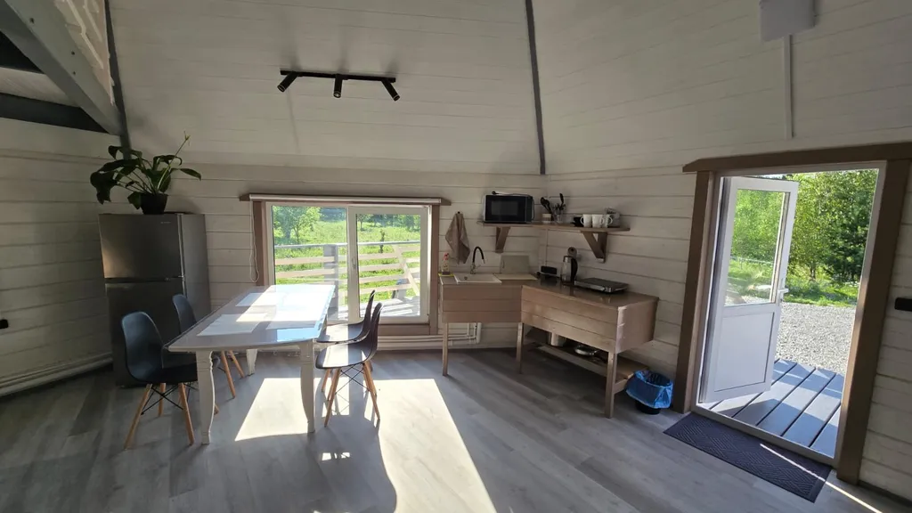 Дом в алтайском стиле (аил) у водопада