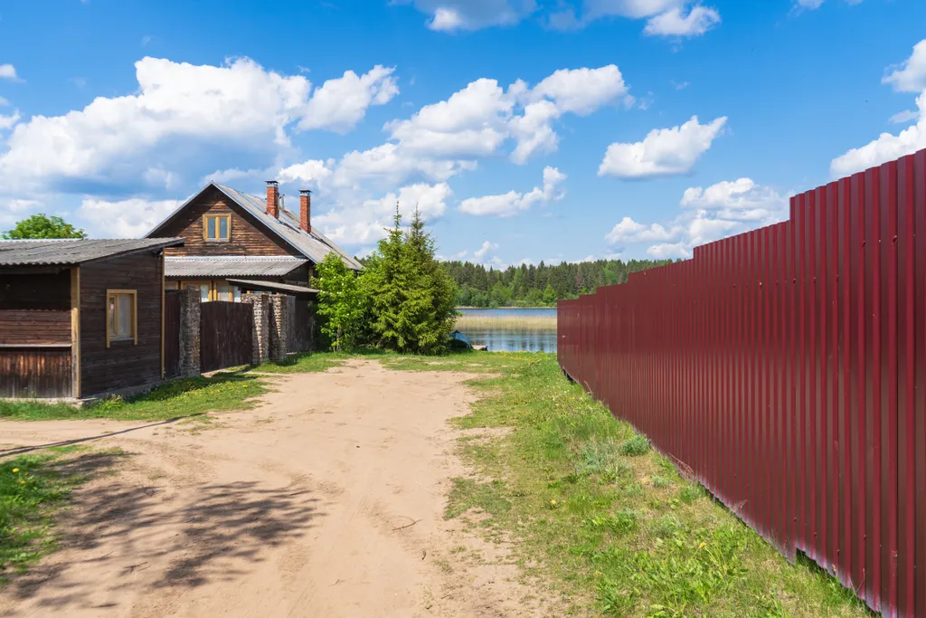 Дом с детской площадкой и видом на озеро