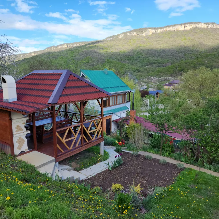 Деревенский домик с собственной беседкой и прекрасным видом на горы