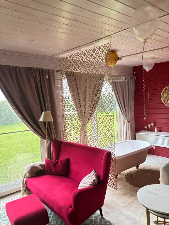 Яркий дом с ванной у панорамного окна