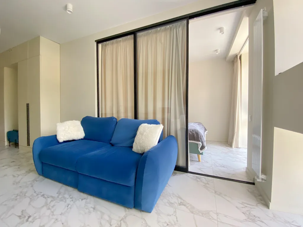 Студия с видом на горы в центре