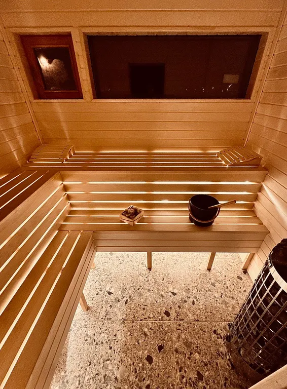 Новый панорамный барнхаус с сауной на лесном участке