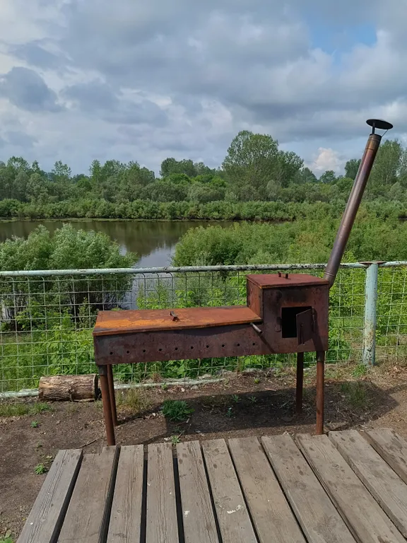 Уютный домик у реки