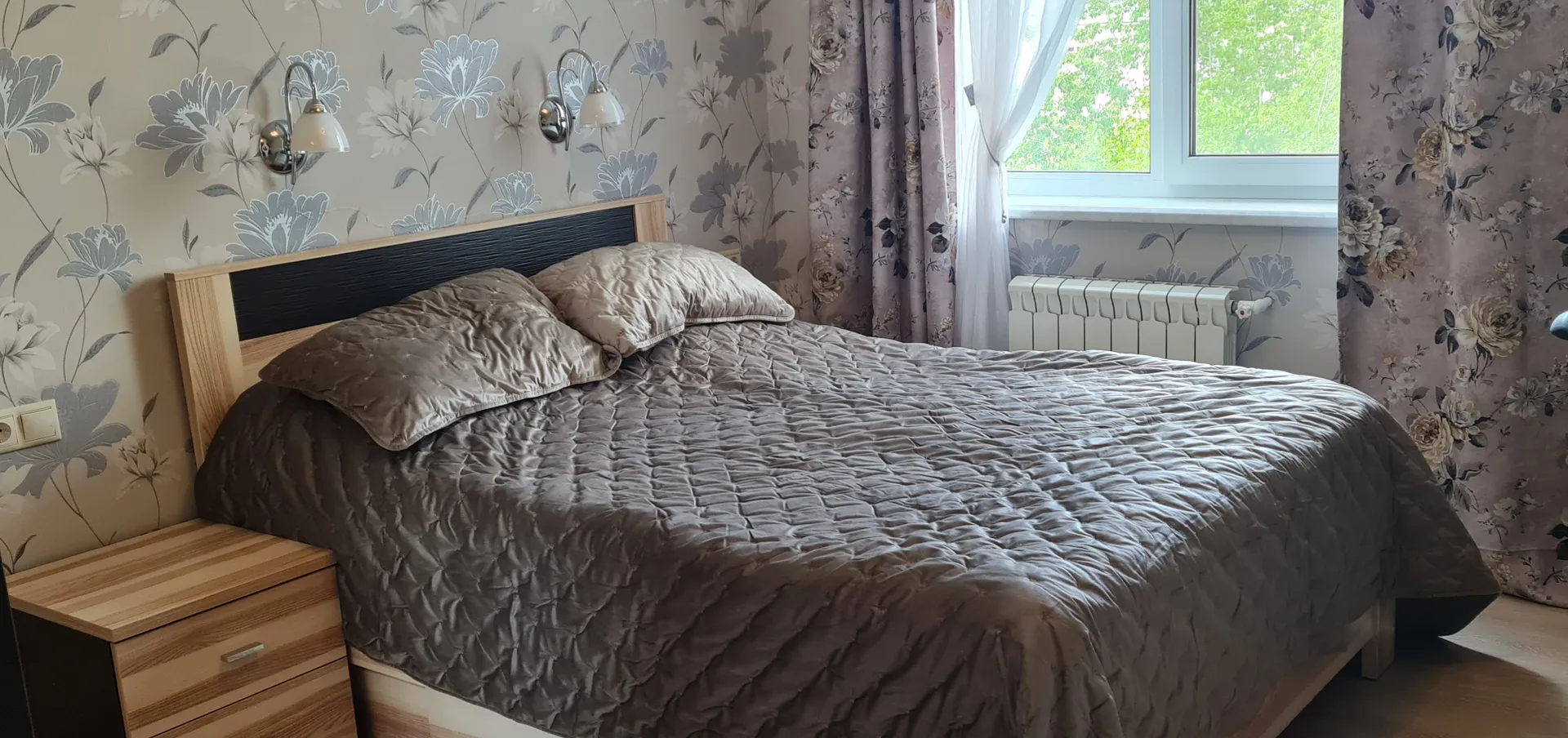 Двуспальная кровать 140х200 в спальне