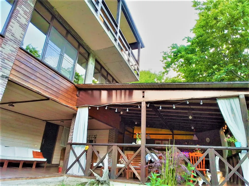 Дом в горах с видом на реку