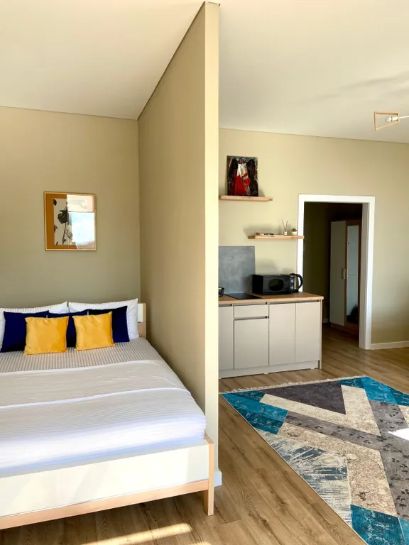 Романтичная светлая квартира с витражными окнами