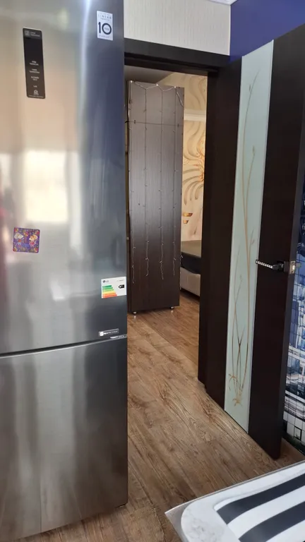 Уютная однокомнатная квартира в спокойном районе, с кроватью и диваном