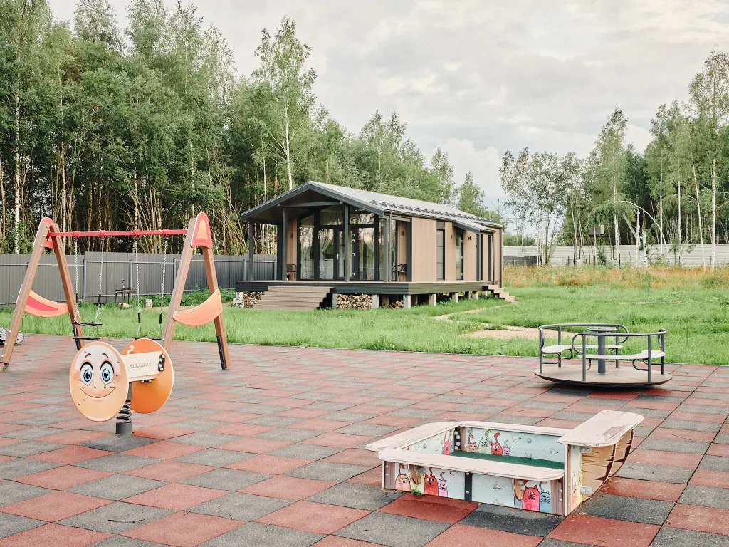 Коттедж Новый дом с сауной и детской/спортивной площадкой — Капорки