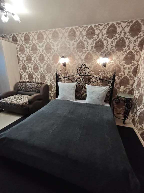 Квартира в центре с кованной кроватью