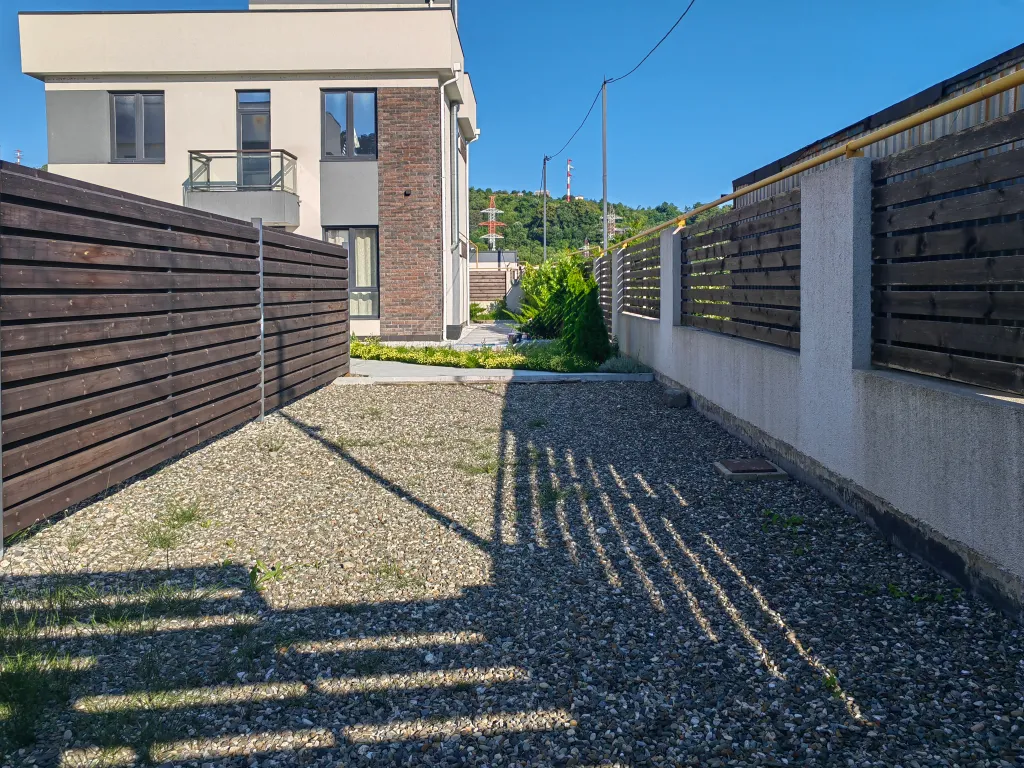 Дом с бассейном, но без ремонта