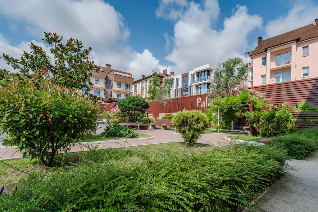 Студия с балконом и подогреваемым бассейном на территории ЖК в центре