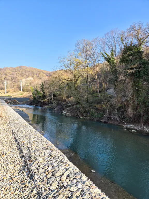 Потрясающая квартира с двумя балконами и видом на реку, лес и горы
