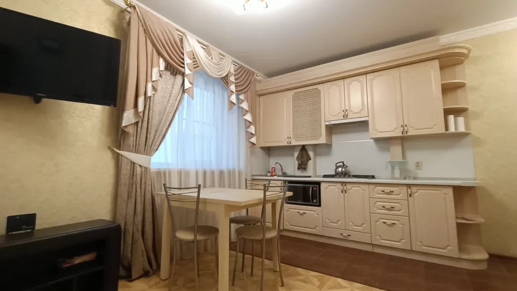 Уютная, светлая студия на первом этаже в тихом месте в центре города